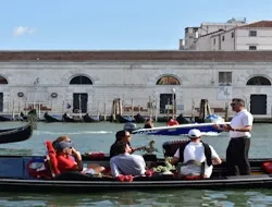 Venice: Gondola Serenade on Grand Canal